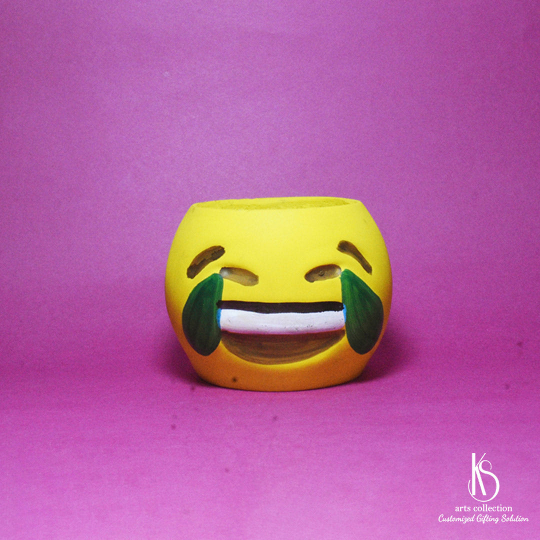 Gift some cheer with our KS Smiley Resin pot! An adorable planter from our online gift shop that can be personalised for your loved ones.