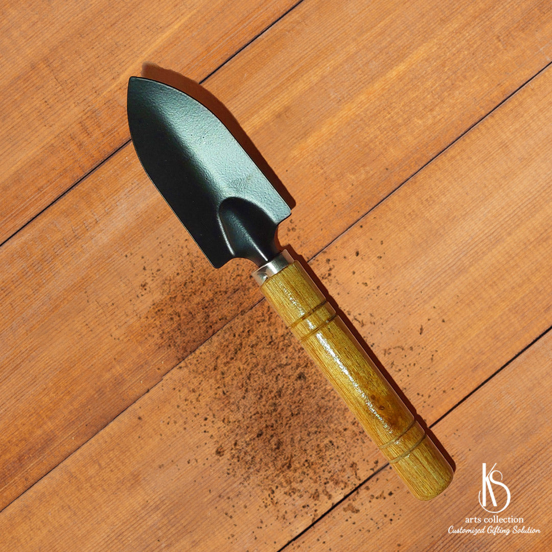 Give your garden-loving friend a unique treat from our online gift shop. Our KS Transplanter Garden Tool is a personalised gift they will adore